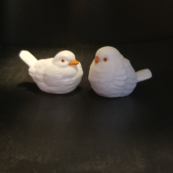 2 porcelain bisque  birds tiny made in Taiwan - Picture 2 of 7